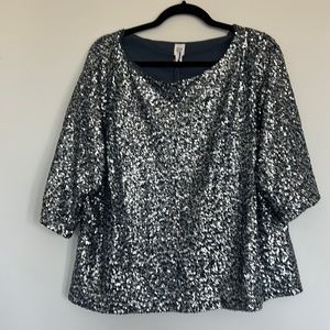 Gap sequined blue/gray/silver top. NWT. Xl. Short flowy sleeves. Flattering